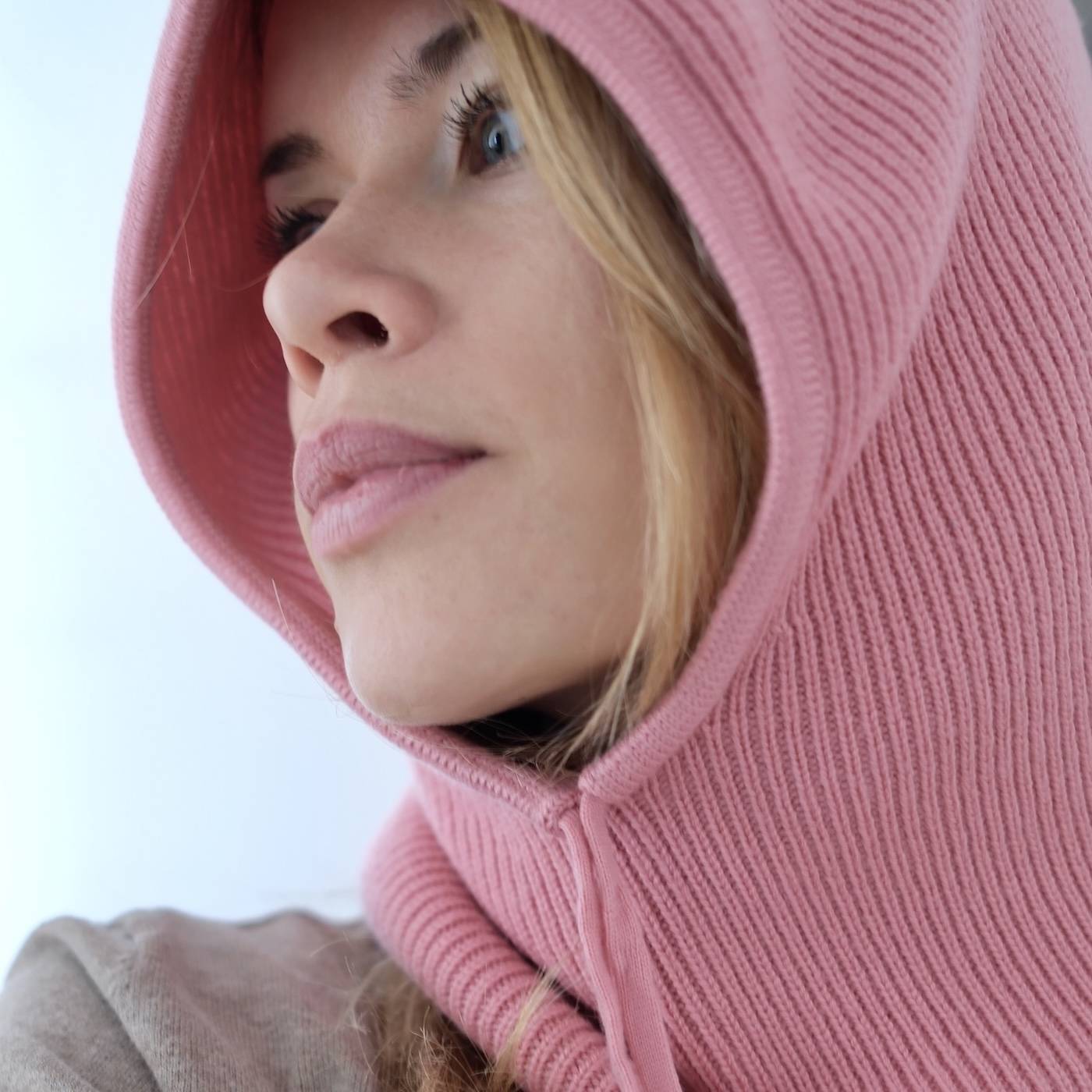 Cagoule rose gris anthracite laine premium, enfant adulte, fabrication Italie, élégance, confort, chaleur, douceur, qualité supérieure, style chic, durable, respirante, protection hiver, design soigné.