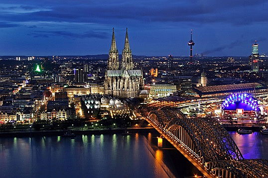  Köln
- Köln und seine unterschiedlichen Stadtteile wie beispielweise Weiß bei Nacht
