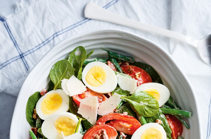 Salade-repas aux haricots, tomates et œufs durs