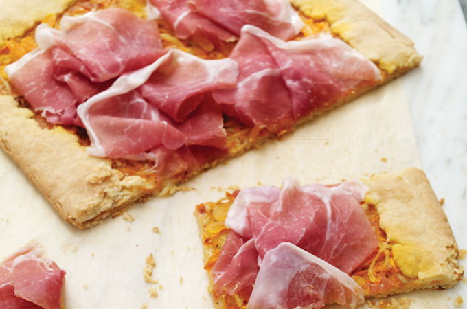 Tarte rustique aux carottes, aux abricots et au gruyère
