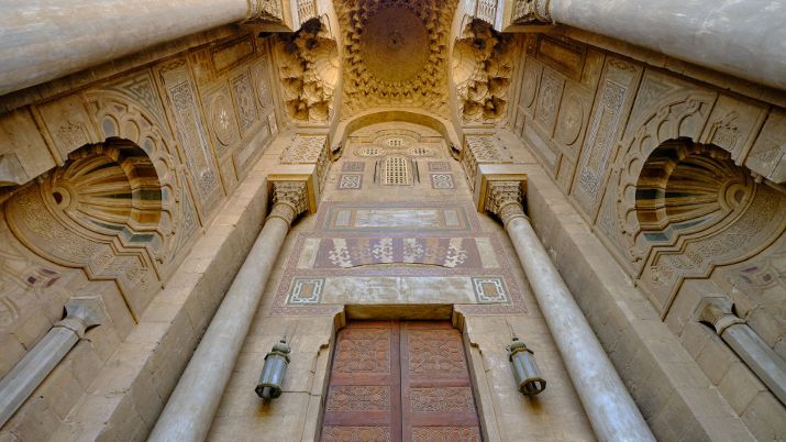 Known for its royal tombs, including those of King Farouk and King Abdullah I, Al-Rifa'i Mosque serves as a prominent mausoleum for the Egyptian royal family