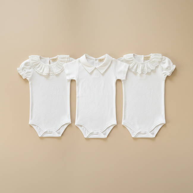 barboteuse enfant cadeau naissance premium exclusif chic luxe bébé  confort qualité douce confort qualité bébé romper raffiné coeurs rouges pour bébé et enfant, en coton doux et bambou et respirant, certifié OEKO-TEX, idéal pour compléter une tenue d’enfant chic et confortable