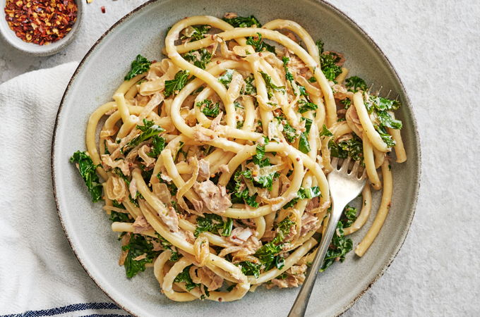 Pâtes au thon, aux oignons caramélisés et au kale