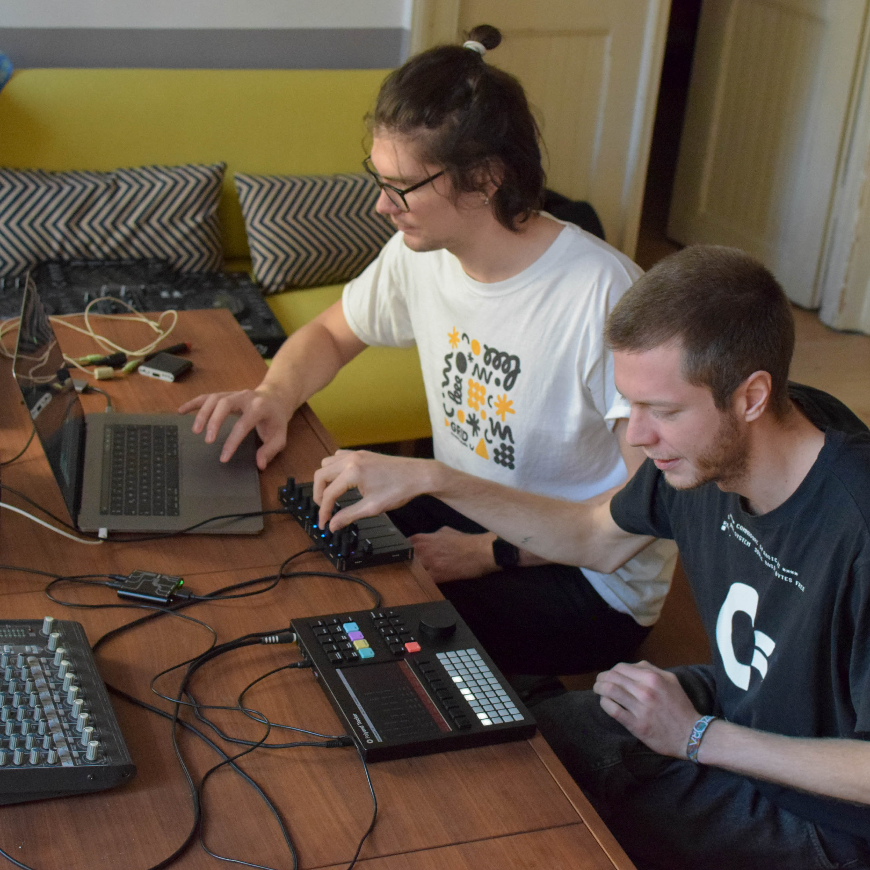 knot usb host box testing with Gergely and Tibi