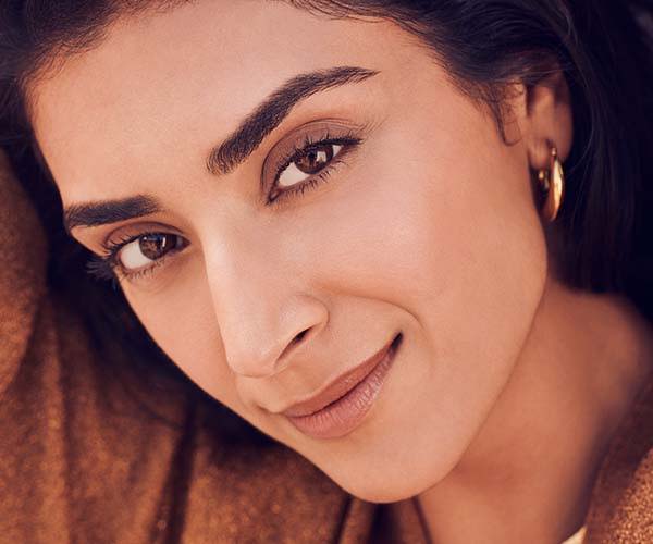 women with well maintained eyebrows