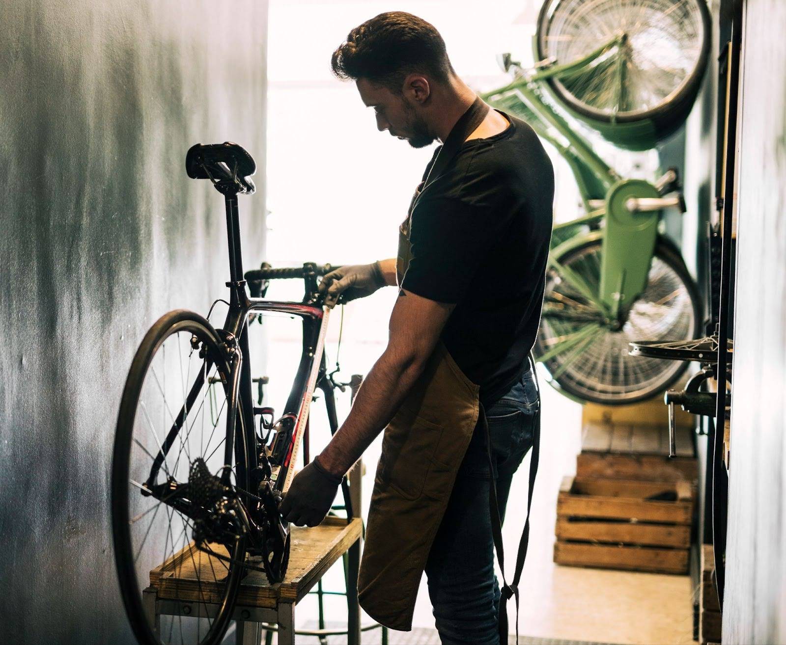 Un spécialiste est en train de remettre à neuf un vélo électrique ShiftBikes