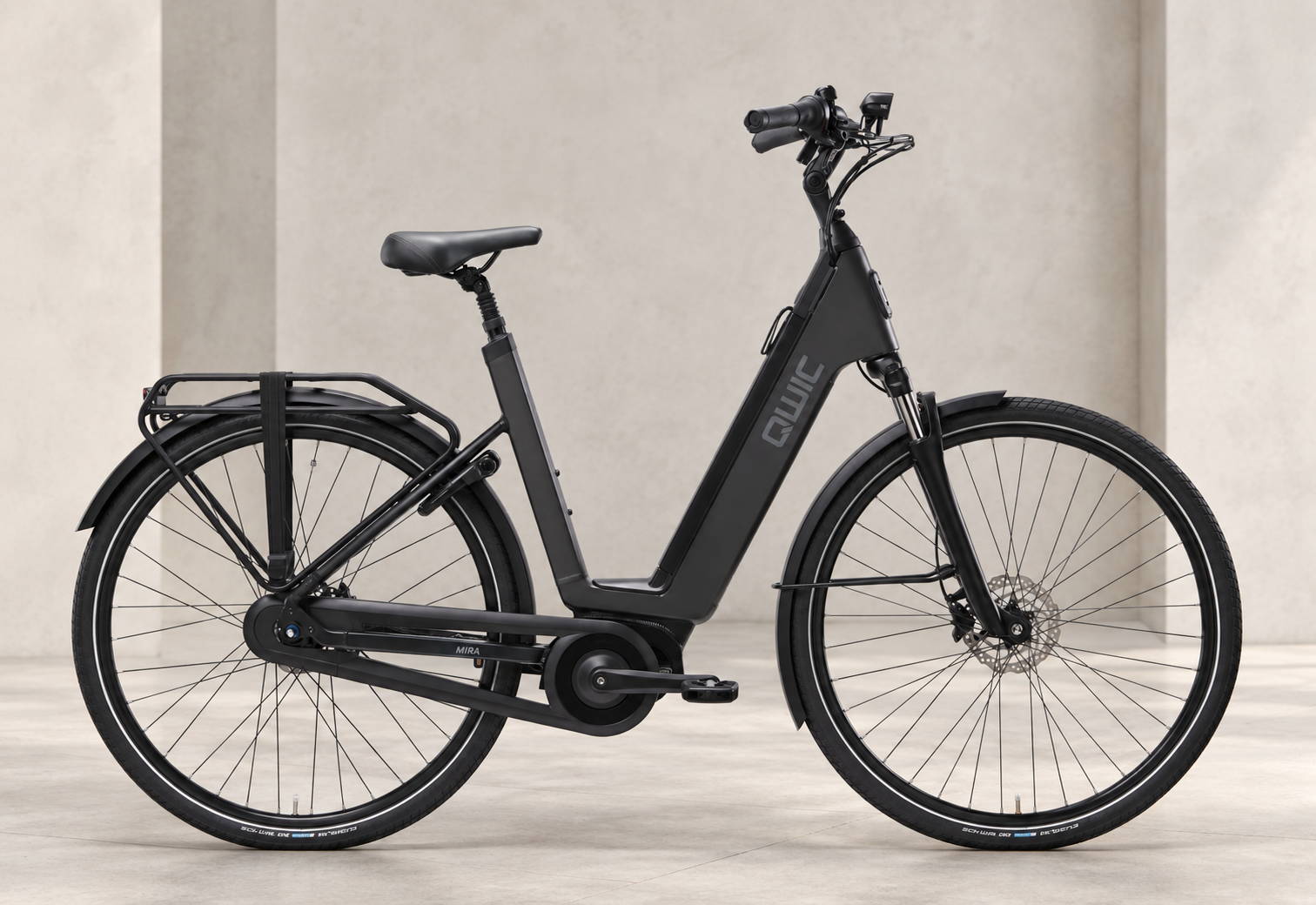 Vélo électrique de ville QWIC Mira Daily noir avec moteur central, cadre bas et porte-bagages