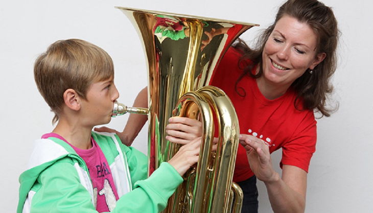 das klingende museum berlin kind spielt trompete