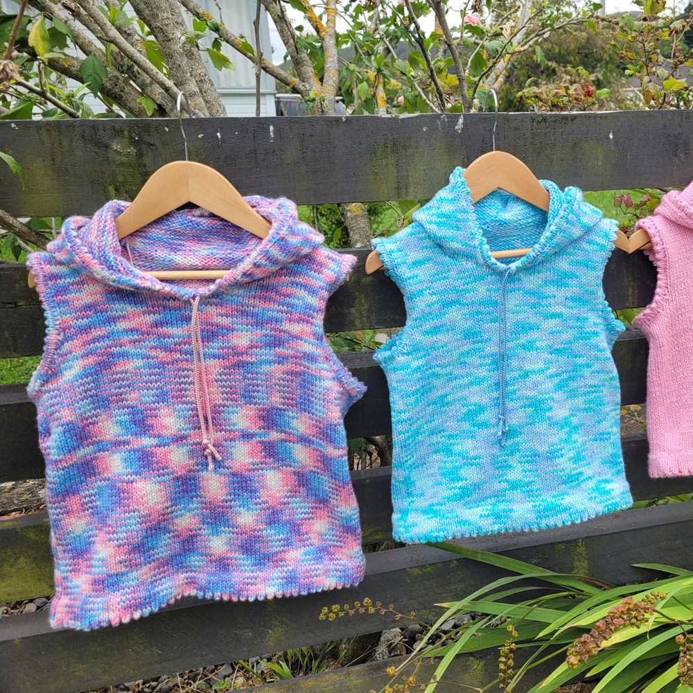 Child’s sleeveless hoodie in 8 ply knitting pattern