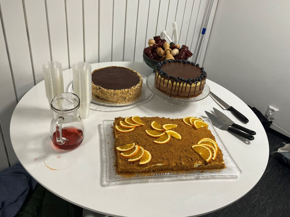 Nokre sjokoladekaker, nokre ukrainske kaker. Ein av dei har appelsinskiver som dekorasjon.