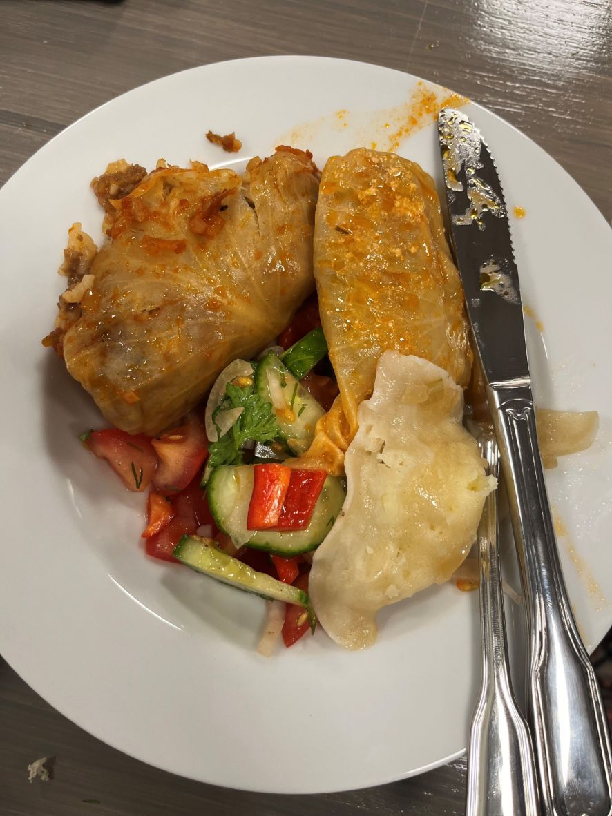 Ein tallerken med ei blanding av forskjellig mat.