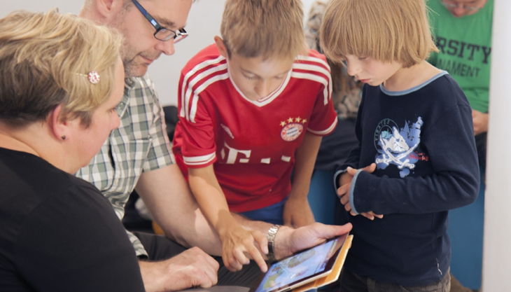 gameshouse kinder mit tablet