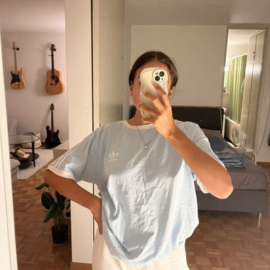 Blaues Adidas Shirt