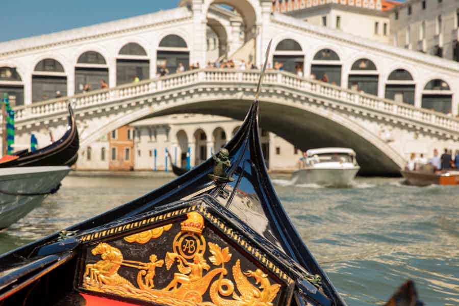40-Minute Shared Gondola Ride with Live Music and Dinner - photo 4