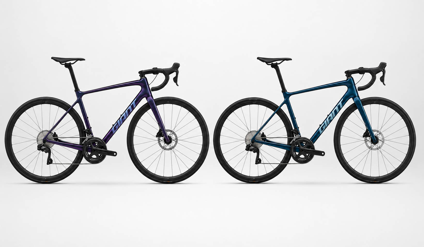 Giant TCR Advanced 1 en Giant TCR Advanced 2 racefietsen naast elkaar, als visuele vergelijking tussen twee carbon racefietsen met schijfremmen.