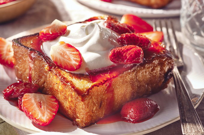Pain doré caramélisé et fraises rôties