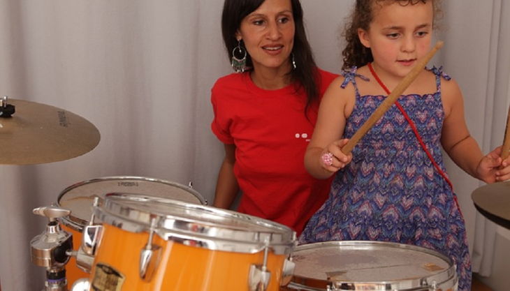 das klingende museum berlin kind spielt schlagzeug