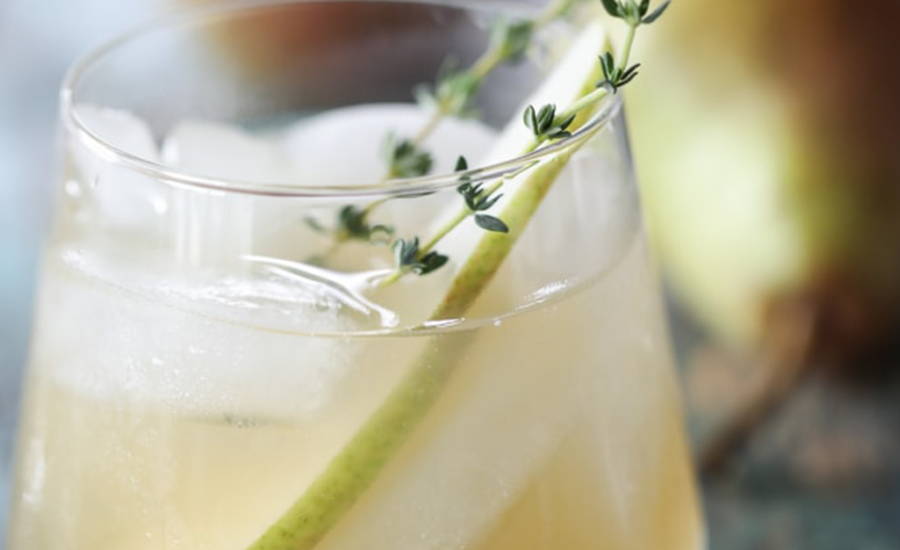 Spiced pear cocktail with thyme and ice