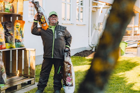 Mitarbeiter mit Gartengerät für die professionelle Garten- und Landschaftspflege
