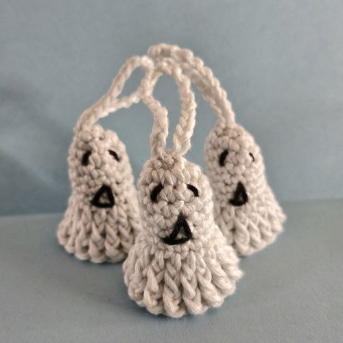 Free Pattern: Glow in the dark Ghost: finger puppet or keychain