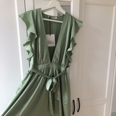 Robe satinée verte 