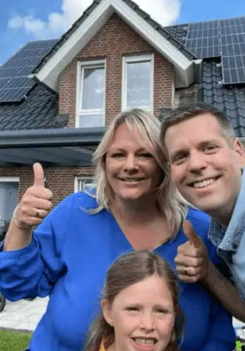 Familie Wehrlein vor ihrem Haus mit Schrägdach Balkonkraftwerk