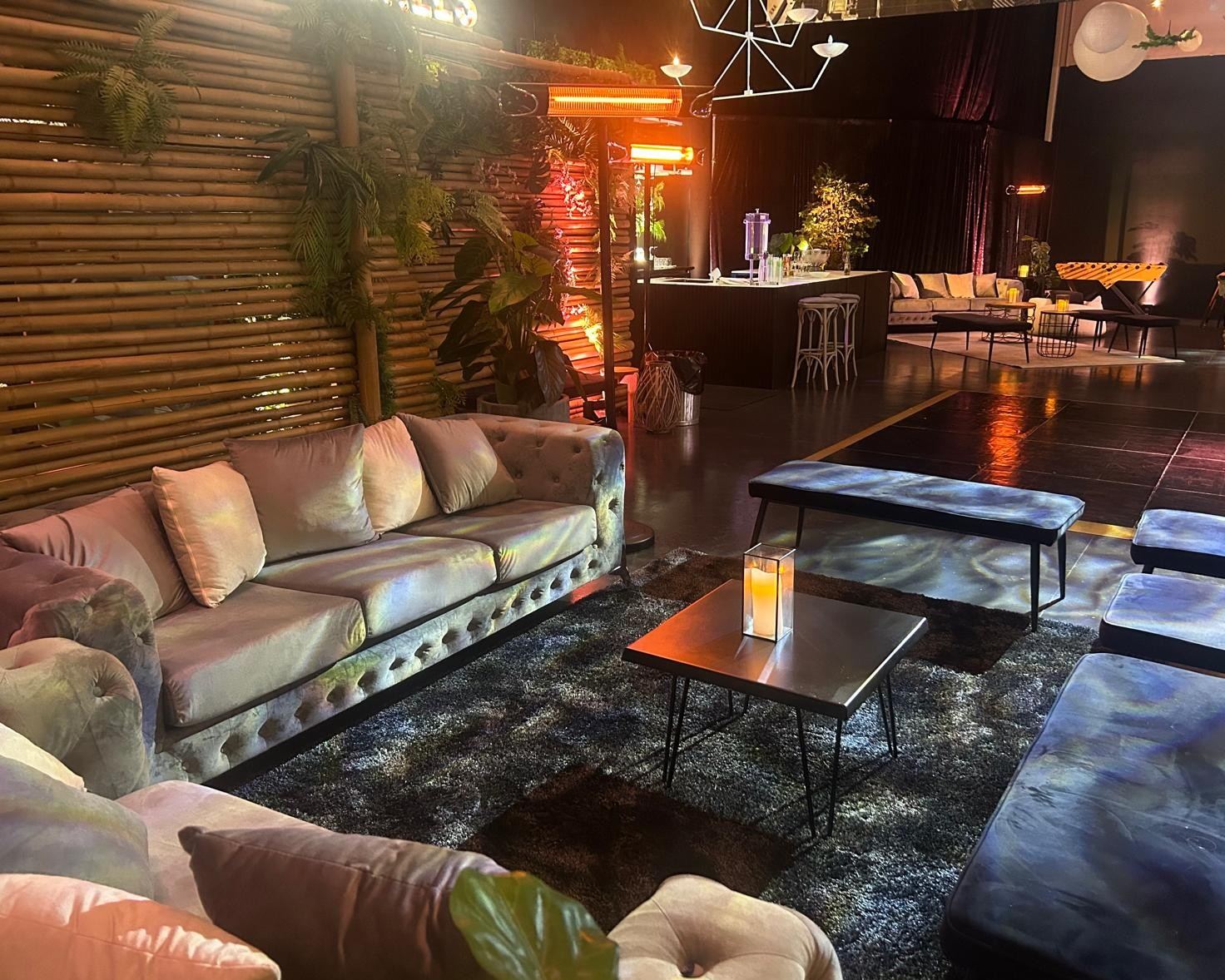 Peninsula Lounge - Image 6