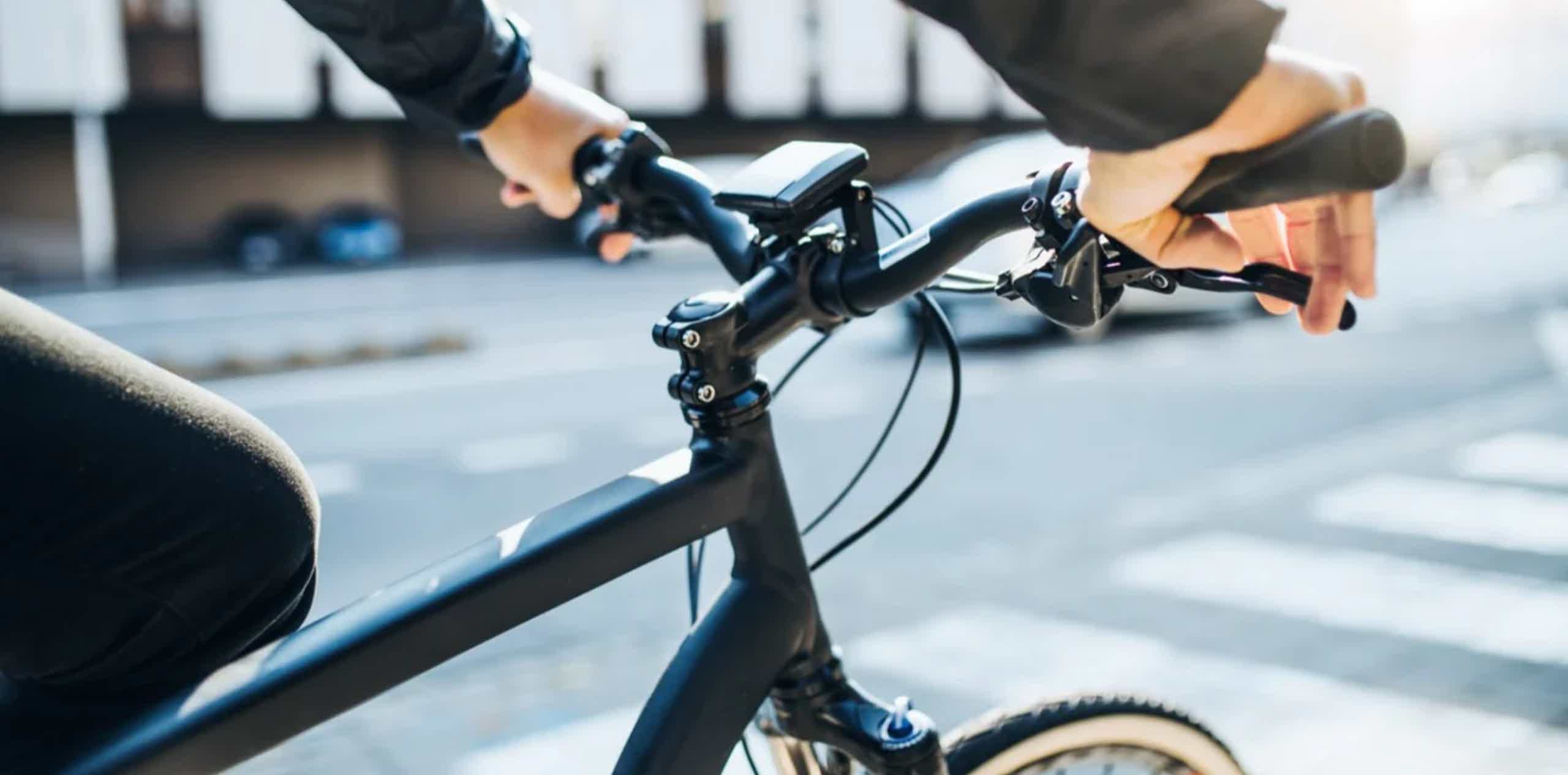 Imagen de recurso de una persona sobre una e-bike.