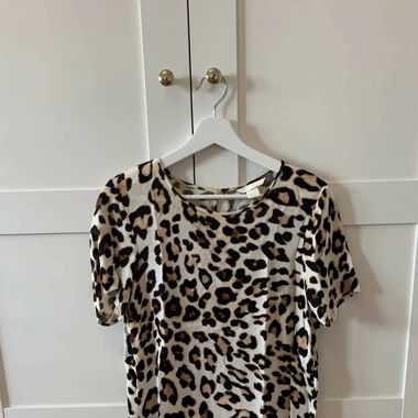 T-Shirt Bluse mit Leoprint