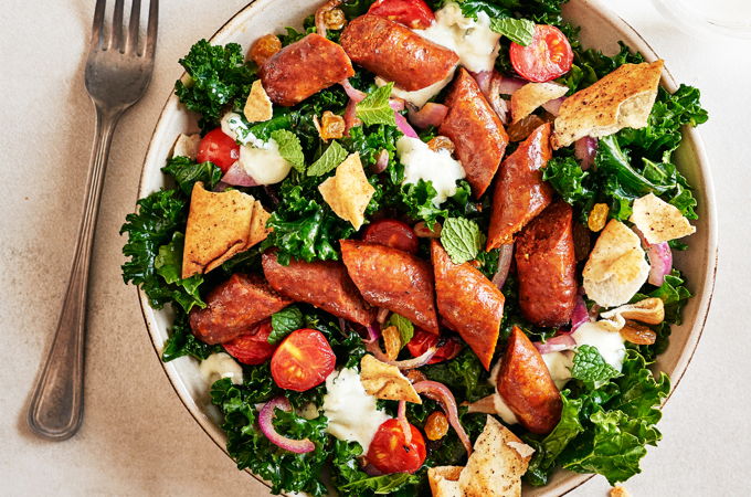 Salade-repas aux merguez et au kale à la friteuse à air chaud (<i>air fryer</i>)