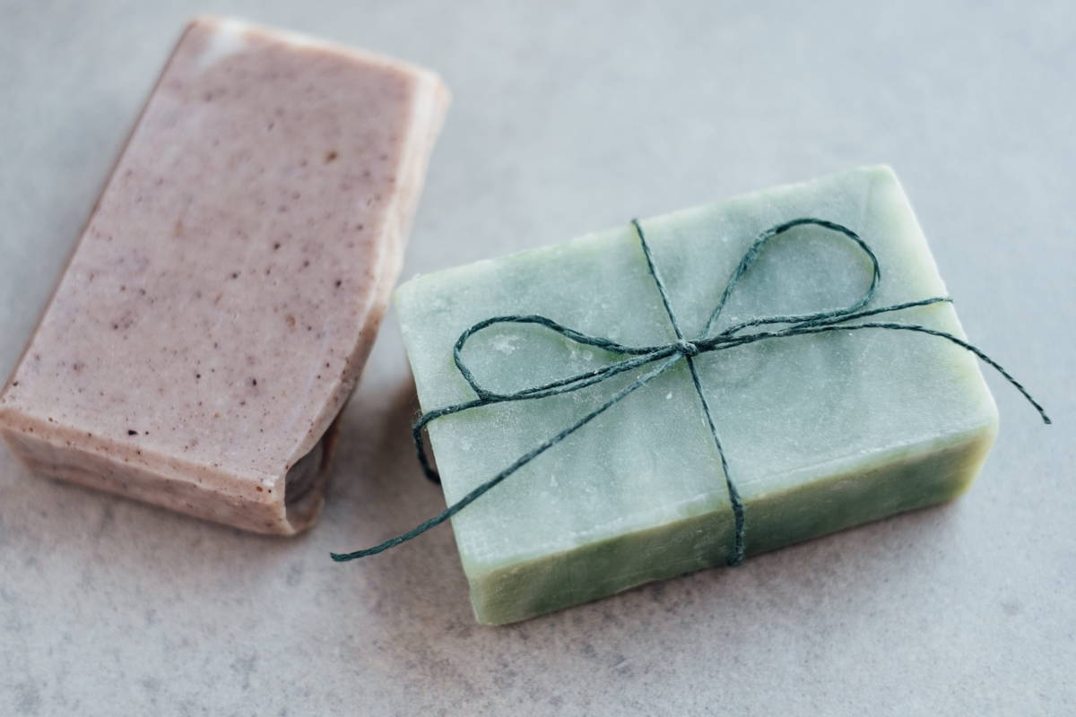 Savon doux et eau gazeuse pour enlever une tache de vin