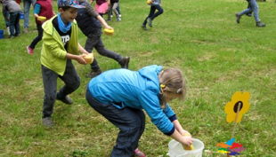 bester geburtstagde spiel mal bunt kinder gruppe schwämme wasser