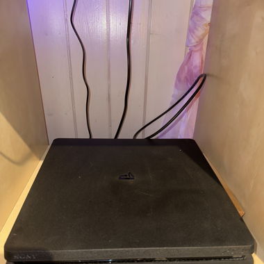 PS 4 + 2 Controller und Spiele