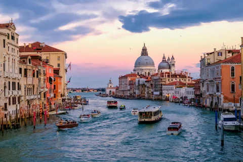 2-hour Small group Romantic Sunset Venetian Boat Tour