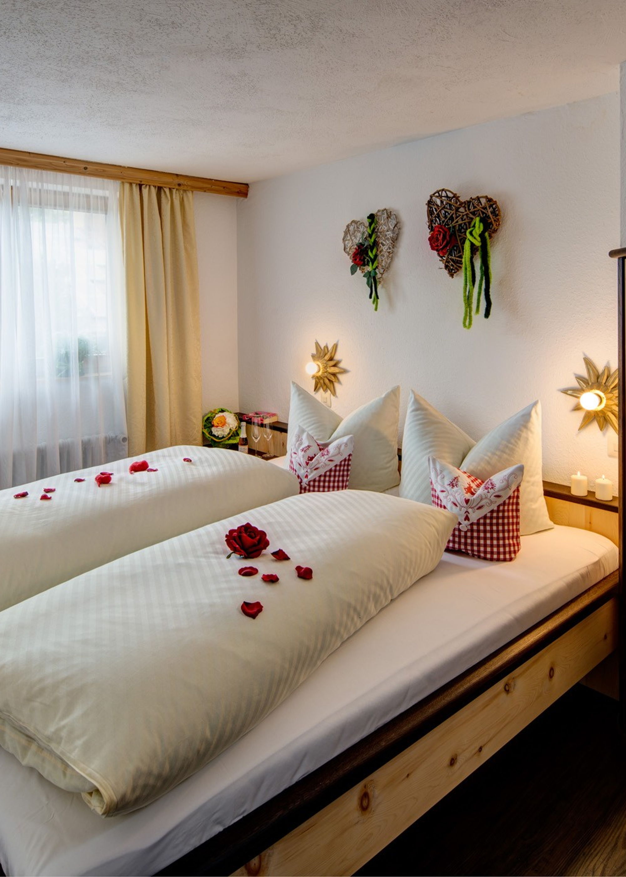 Schlafzimmer mit alpiner Einrichtung und großem Fenster mit Bergblick