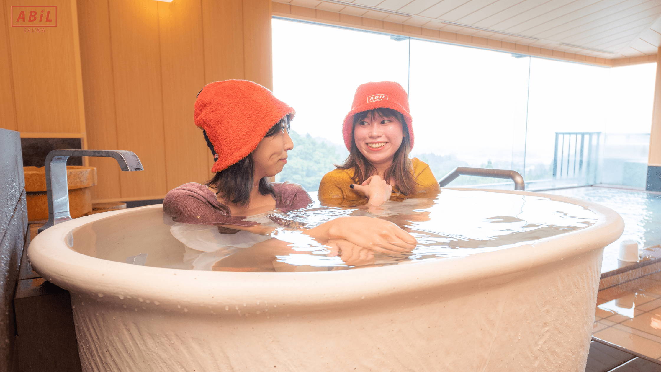 サウナと温泉を満喫する女子旅グループの様子