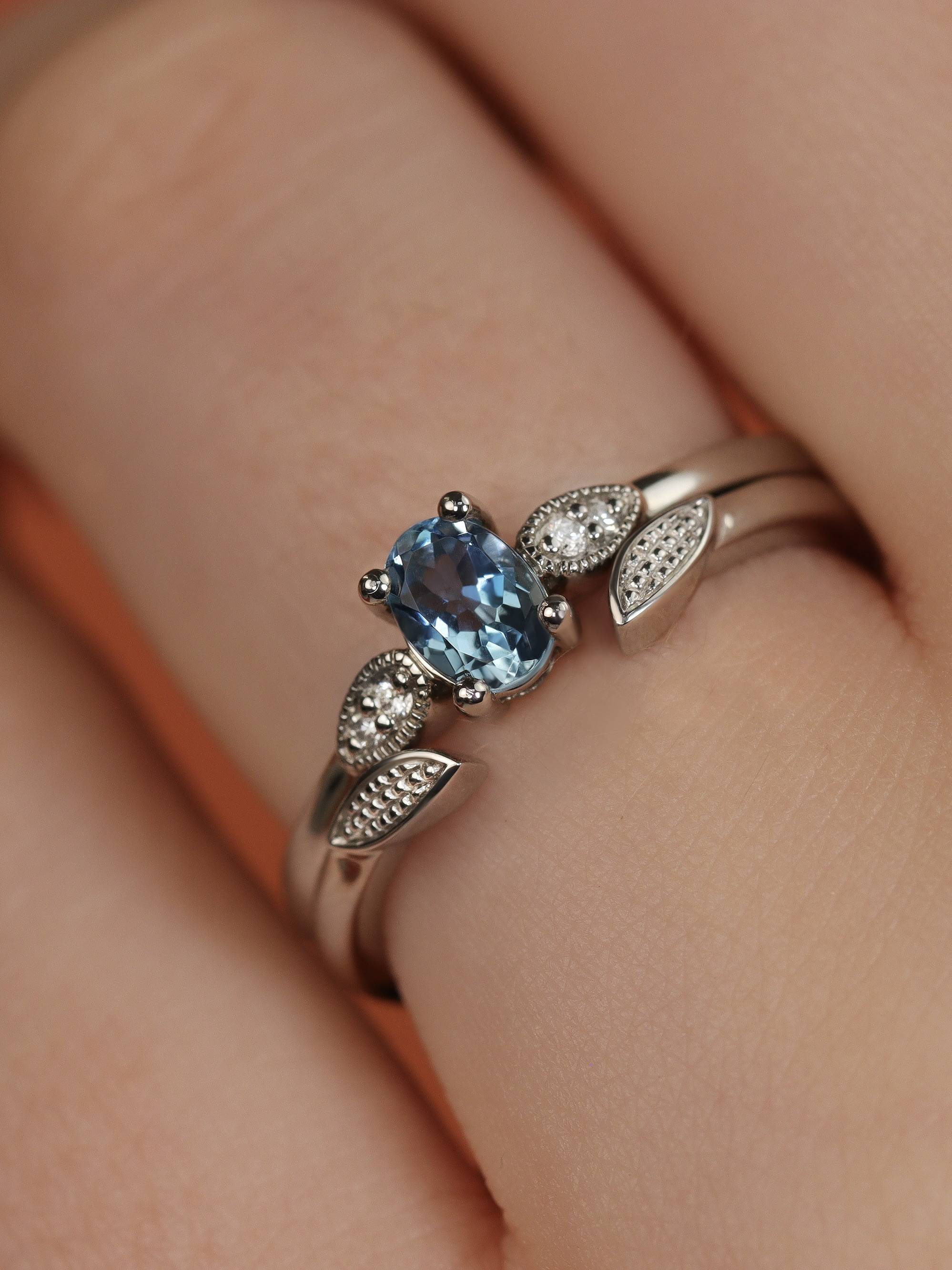 Aquamarine engagement rings