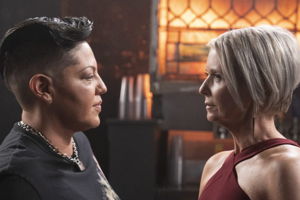 Che confronting Miranda while they both are at a bar.