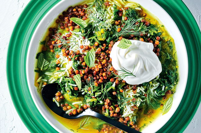 Ragoût d’épinards aux herbes et lentilles croustillantes