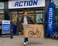 Gazelle Paris C7 elektrische stadsfiets met lage instap, afgebeeld in zijaanzicht op neutrale achtergrond, met Bosch middenmotor, gesloten kettingkast, verende voorvork en zadelpen, MIK-bagagedrager en spatborden – gericht op comfortabel dagelijks gebruik en woon-werkverkeer.