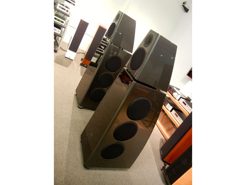 Meridian  8000 DSP Active Speakers w/Boxes in Graphite w/ Low ($19,888) Reserve