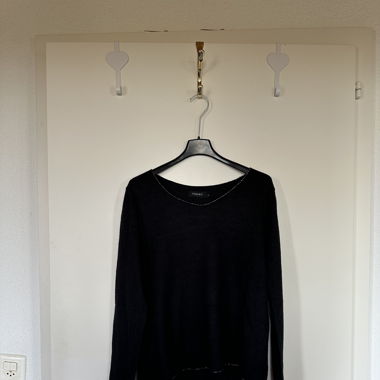 Schwarzer dünner Pullover