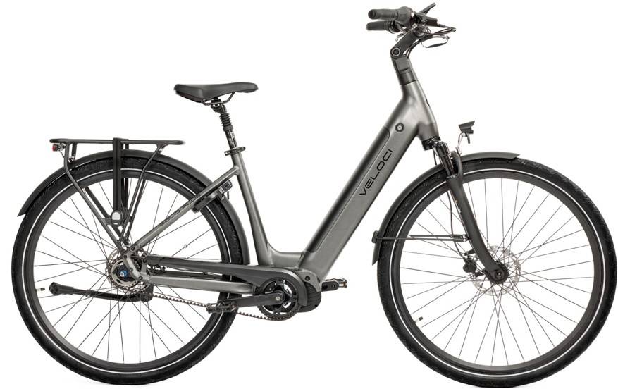 Veloci Solid Plus review afbeelding van elektrische stadsfiets met lage instap, middenmotor, geïntegreerde batterij, bagagedrager en schijfremmen op neutrale achtergrond.