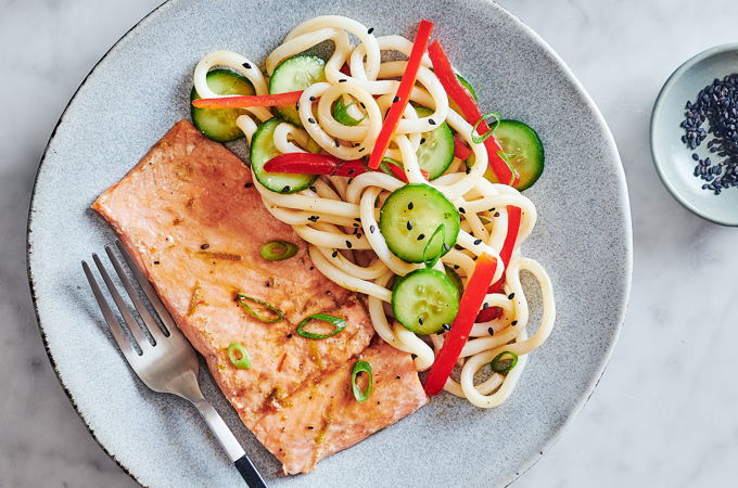 Salade tiède de nouilles udon et truite confite