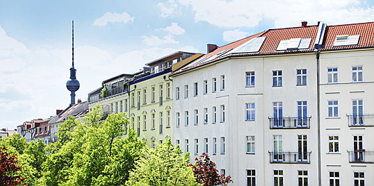  Berlin
- Welche Instrumente sind am besten geeignet, um bezahlbaren, attraktiven und rentablen Wohnraum zu schaffen? Zu dieser zentralen Frage fordern jeweils 40 Prozent eine verstärkte Nachverdichtung und Lückenschließung im Bestand sowie die dringende Ausweisung neuer Baugebiete.