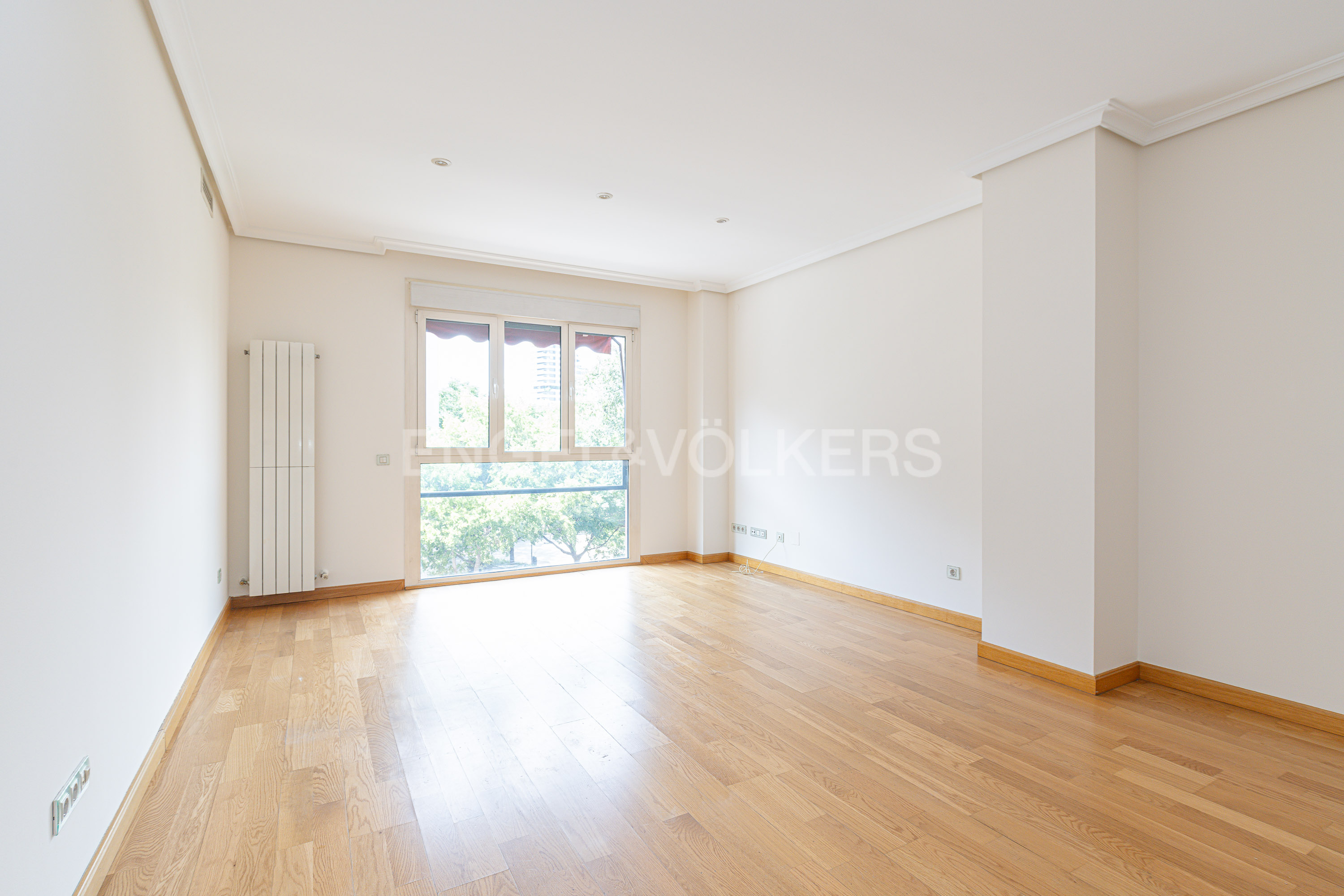 Bright apartment with garage in a family-friendly complex with a pool - Image 2