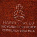 Etoffe de laine écossaise en Harris Tweed avec le label cousu Hand Woven in the Outher Hebrides Certification Trade Mark