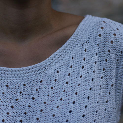 SUZANNE, um lindo suéter/top feminino de verão em padrão rendado em algodão peso DK