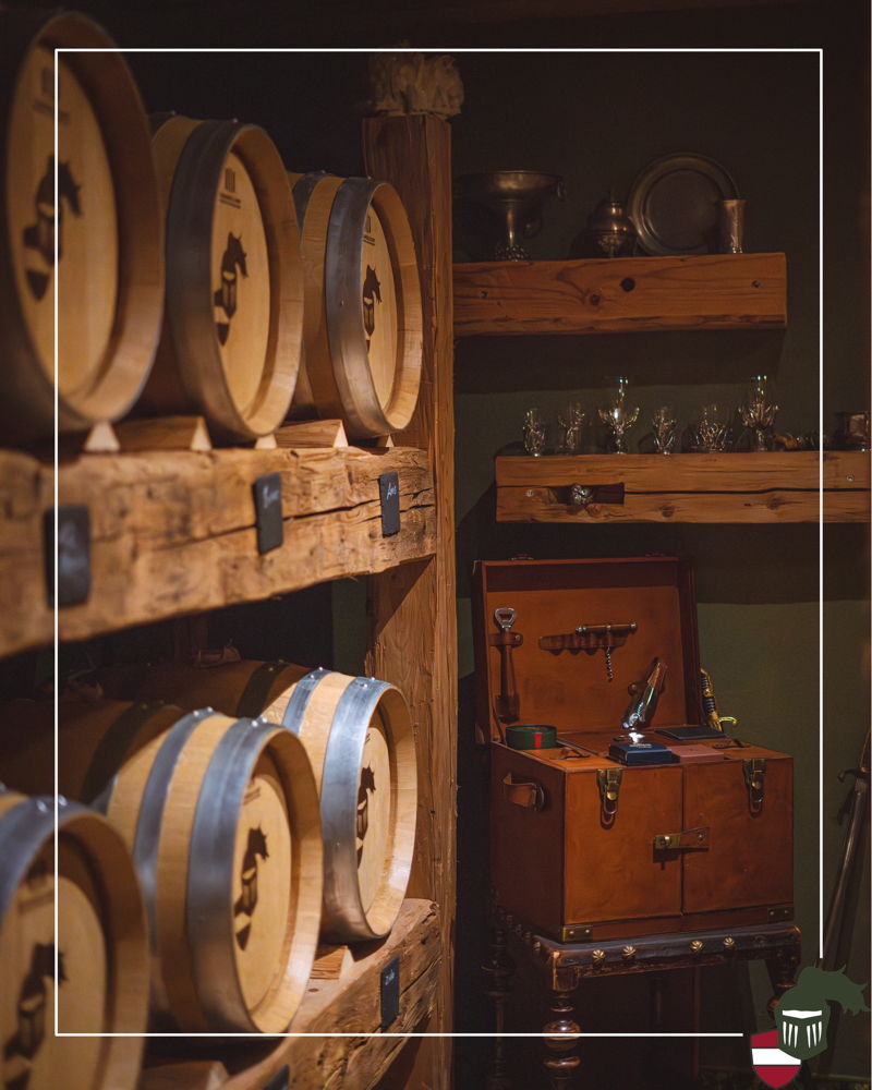 Gut Ding braucht Weile. 🥃🪵

Hinter Glas lagert bei uns ein ganz besonderer Schatz: unser hauseigener Gin.
In kleinen Holzfässern darf er ruhen, reifen und seinen ganz eigenen Charakter entwickeln.

Denn manche Dinge brauchen vor allem eines: Zeit.
Ze