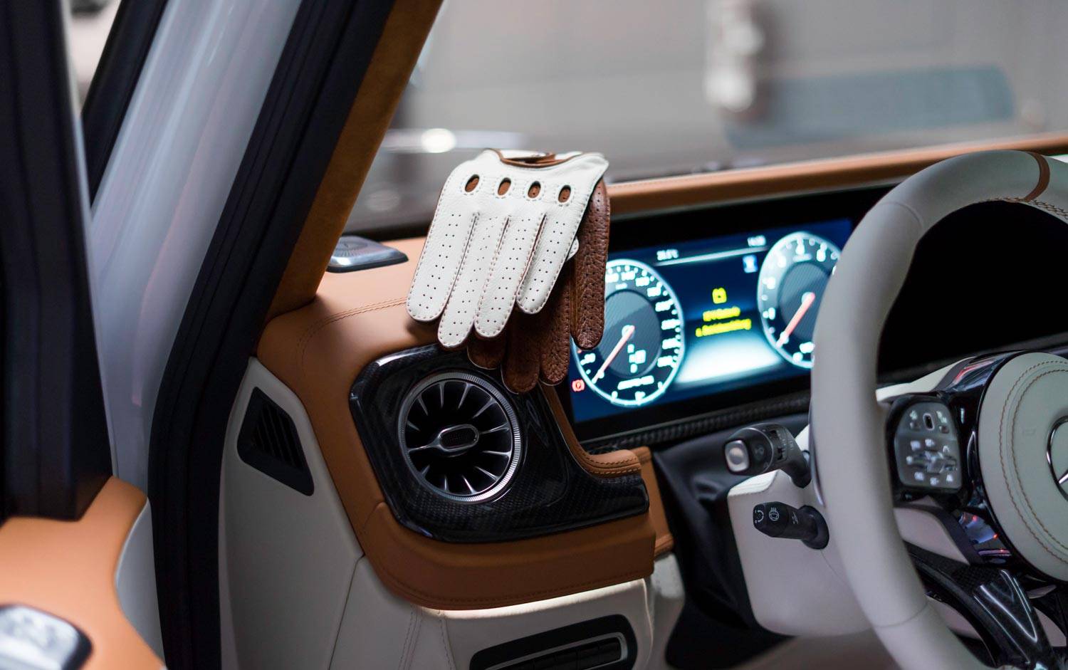 5 Reasons Why You Should Be Wearing Driving Gloves